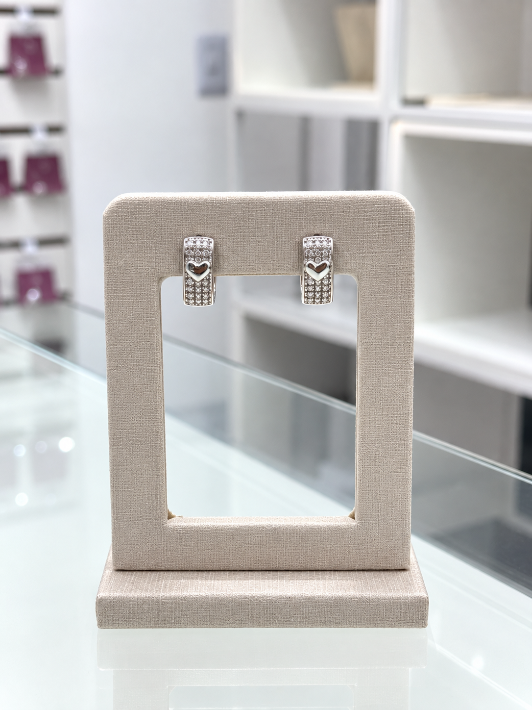 Argola luxo cravejada com coração